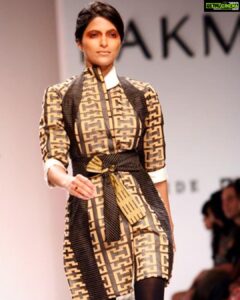 Parvathy Omanakuttan Instagram - Another throwback... from one of my favourite designers - @rahulmishra_7 #lakmefashionweek #throwbacktuesday #fashion #indian #fashionweek