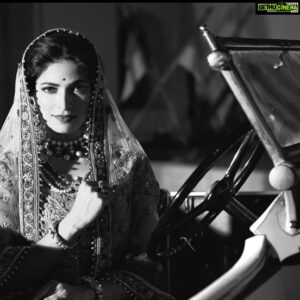 Parvathy Omanakuttan Instagram - Once upon a time... when shoots were a regular part of my life... Sigh!!!
Styling & Concept @retesh_retesh 
Photography @haiderkhanhaider 
#onceaposeralwaysaposer #blackandwhitephotography