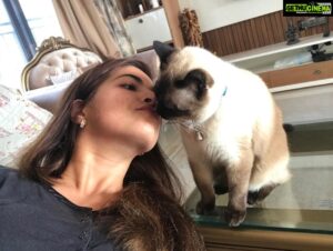 Parvathy Omanakuttan Instagram - ❤️..... Animals over Humans- Anyday!!!! 😽😸😻 #jaadukipuppy #jaadukijhappi #siamesecat #siamesecatsofinstagram #catlover #catwoman