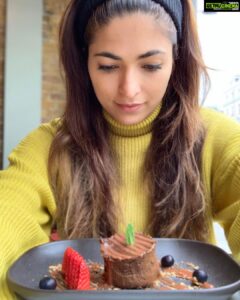 Parvathy Omanakuttan Instagram - My eyes 👀 glisten with excitement every time I see a good dessert, and my heart 💓 fills with gratitude when it tastes as good as it looks - Avocado chocolate mousse with sour guava syrup, roasted almond flakes and fresh berries = Yummers😍 The roasted sweet potato tacos 🌮, Totopos with 3 Salsa dip and Hibiscus tea 🌺 made my evening 🥰🥰🥰 #taqueria #foodieforlife #parotravels