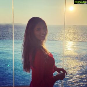 Parvathy Omanakuttan Instagram - The Best Sunset View followed by the most Amazing Vegetarian Delicacies... The night just got better 😉 ❤️😇 #mykonos @cavotagoomykonos #parostravels #greece  #blue #loveforthesea #grateful
