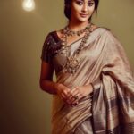 Pooja Jhaveri Instagram – “ તૂ ન આવે તો શ્યામ, રાસ ઝામે ન શ્યામ ;
રાસ રમવા ને વેહલો આવ શ્યામ !
*તારા વીના શ્યામ એકલડુ લાગે* “
.
.
.
Miss them, nights !!
.
.
#navratri #navratrispecial #favgarbo #garbanight #missingnavratri #gujjugram #gujju #gujarati #gujaratigarba #gujaratiraas #surat #ahemdabad #valsad #navsari #vapi #baroda #rajkot