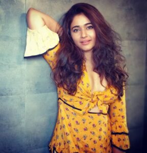 Poonam Bajwa Instagram - #yellowvibes💛💛💛💛#mondaymood#januarylookinggood #📸squad@hairstylebynisha