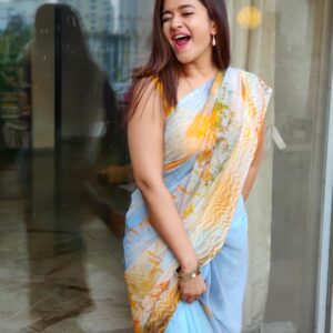 Poonam Bajwa Instagram - #tbt#monkeymode#sometimebeforequarantine#
📸@hairstylebynisha