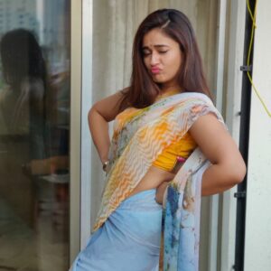 Poonam Bajwa Instagram - #tbt#monkeymode#sometimebeforequarantine#
📸@hairstylebynisha