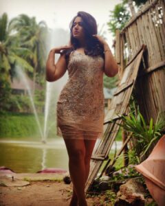 Poonam Bajwa Instagram - 🌼🌸🌺#hazes
.📸🖤@hairstylebynisha