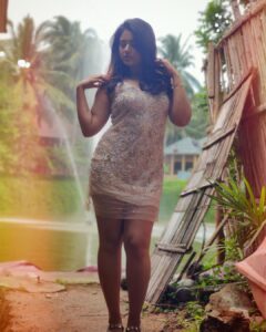 Poonam Bajwa Instagram - 🌼🌸🌺#hazes
.📸🖤@hairstylebynisha