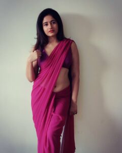 Poonam Bajwa Instagram - 🖤🦋❤️❣️
.
📸@hairstylebynisha