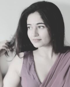 Poonam Bajwa Instagram - 🖤🦋❤️❣️
.
📸@hairstylebynisha