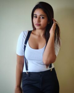 Poonam Bajwa Instagram - And what else?🖤
.
📸@hairstylebynisha