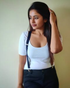 Poonam Bajwa Instagram - And what else?🖤
.
📸@hairstylebynisha