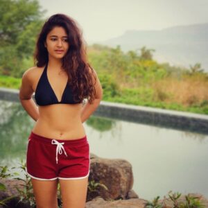 Poonam Bajwa Instagram - ✨#shouldidivein?✨✨
P.s.My sister clicks  amazing pictures