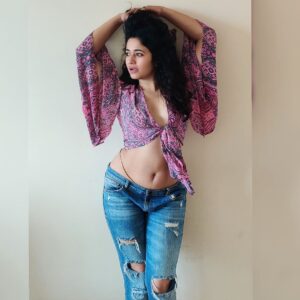 Poonam Bajwa Instagram - Have a fantastic new week ahead! ❤️❤️❤️

.📸@hairstylebynisha