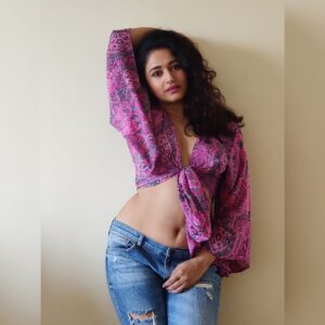 Poonam Bajwa Instagram - Have a fantastic new week ahead! ❤️❤️❤️

.📸@hairstylebynisha