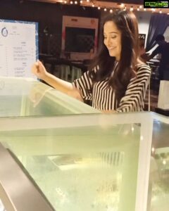 Preetika Rao Instagram - My favorite restaurant Out of the Blue @outofthebluebombay @thebluegourmetindia

has recently launched their in house artisanal gourmet chocolates...which are a total delight for the sweet tooth folks in Mumbai...😊

 (Located at Union Park Khar ) 

Get set for your festival goodies this Xmas 🍨🍮🤶🎄

P.S They make their own bean to bar pure couverture chocolates with organic khandsari sugar as well as refined sugar 😊!

#gourmetchocolates #artisanalchocolates #bakery #chocolates #cacao #cacaopowder #donuts #chocolatebars #chocolatesticks #milkchocolates #darkchocolates #organicchocolates #gourmetbakery #instagramreels #reelitfeelit #reelkarofeelkaro #goodpart3