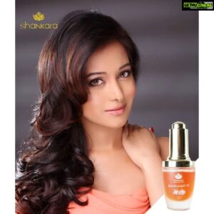 Preetika Rao Instagram - SHANKARA's @shankaranaturalsindia This quick absorbing and non greasy formulation of the Timeless Kumkumadi Oil... comes from it's key ingredient Red-gold saffron, which is considered to be a miracle skin tonic, this 100% pure facial oil works wonders to nourish, moisturize and brighten the skin...

It's handmade using a classical #Ayurvedic process called taila paka.

Benefits

Superpowered by over 30 deeply nourishing #flowers and herbs in combination with saffron, lotus and #turmeric

Rich in #antioxidants such as #carotenoids and crocetin which help make the skin appear fresh and young

Helps reduce appearance of #pigmentation, discoloration and breakouts

Penetrates deeply, non-comedogenic.

#shankaranaturals #luxuryskincare
#skincareoil #naturalmoisturizer #kumkumadioil #kumkumaditailam #kumkum #naturalskincare #india #skincare #artoflivingindia #srisritatva