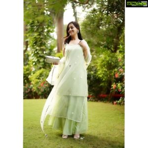 Preetika Rao Instagram - Aaj mausam bada beimaan hai...Mumbai Rains in December ;)

Get your festive looks at ... @kkovetinvoguefashion
Jewellery :  @jewellerybyavnigujral
Stylist :  @vblitzcommunications 

...
...
#weddingseason #december #decemberrain #greendress #indiandress #fashion #fashionblogger #sliverclutch #trends2020 #mumbai #mumbairains