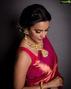 Priya Anand Instagram - For @velsfilmintl Vetri Vizha ❤️
.
.
Photography : @kiransaphotography 
Beauty: @vedya.hmua 
Sari: @thekanakavalliedit
Jewellery: @jaipurgems
Blouse: razak_creations