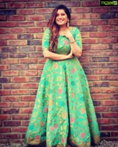 Priyanka Deshpande Instagram - Lean into the wind.🦋
.
.
Outfit: @rahjamdesignersilks😍 & @tailoredbyjancy 😍
Jewellery: @aknjewellery ❤️
Big Thanks to Narayani Akka for putting this look together 😍