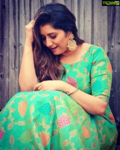 Priyanka Deshpande Instagram - Lean into the wind.🦋
.
.
Outfit: @rahjamdesignersilks😍 & @tailoredbyjancy 😍
Jewellery: @aknjewellery ❤️
Big Thanks to Narayani Akka for putting this look together 😍