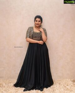 Priyanka Deshpande Instagram - Call me Queen Bee 👸 
.
.
📸: @maheshwarun.photography 💛
Outfit: @anjushankarofficial 💛
MUA: @artistrybyolivia 💛
Hairstylist: @krishna_hairstylist💛 
Accessories: @rimliboutique 💛