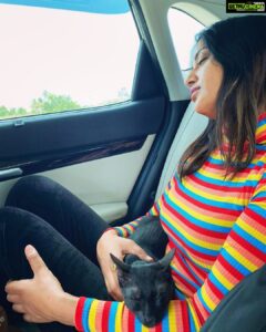 Raiza Wilson Instagram - Thankyou for giving me my most favourite picture everr 😍😍😍 @sathishoffl 🕺🏼
Happy Black cat day Lilo !!!
#blackcatday