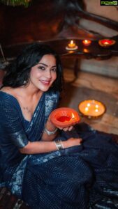 Ramya Subramanian Instagram - Pora Pokkula Oru Jolly Reel 😎.

#SareeLove #AlwaysSaree #SariNotSorry #KarthigaiDeepam2021 #TryNewThings #HalfSaris 

📷 @jahnavi.gunaseelan 
Sari : @studiovirupa 
💄: @makeupbypavi 
💇🏻‍♀️ : @mani_stylist_ 
Drape : @pleats_drapes