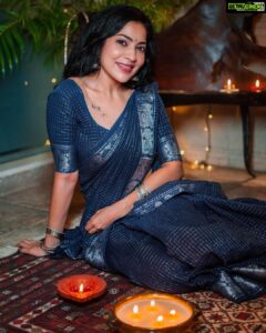 Ramya Subramanian Instagram - இனிய கார்த்திகை தீபம் வாழ்த்துக்கள் 🪔 ♥️

📷 @jahnavi.gunaseelan 
Sari : @studiovirupa 
💄: @makeupbypavi 
💇🏻‍♀️ : @mani_stylist_ 
Drape : @pleats_drapes