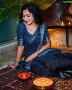 Ramya Subramanian Instagram - இனிய கார்த்திகை தீபம் வாழ்த்துக்கள் 🪔 ♥️

📷 @jahnavi.gunaseelan 
Sari : @studiovirupa 
💄: @makeupbypavi 
💇🏻‍♀️ : @mani_stylist_ 
Drape : @pleats_drapes