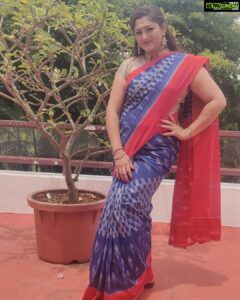 Rekha Krishnappa Instagram - Women in saree are like snowflakes ❄️❄️, unique yet beautiful in their own way ❤️
Thank you so much @reaslinisha for this beautiful saree..
Look into the New and beautiful saree collection of all ranges @reaslinisha
.
.
.
.
 
#instashoppingonline #instashopping #sareestyle #sareelove #sareeshopping #sareedraping