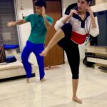Ritika Singh Instagram - Time to kick all that chocolate I’ve been eating in it’s face 😡😡😡 @mohansplanet #kickboxing #cardiokickboxing #workoutathome #onlinetraining