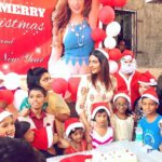 Ruhi Singh Instagram - When I played Santa to these cuties. They were so kind to actually put a lil backdrop with my picture on it. Such a sweet gesture. We used to do this as a #christmas tradition before covid hit. Hoping we’ll do it again next year. Spread smiles because why not ✨