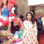 Ruhi Singh Instagram - When I played Santa to these cuties. They were so kind to actually put a lil backdrop with my picture on it. Such a sweet gesture. We used to do this as a #christmas tradition before covid hit. Hoping we’ll do it again next year. Spread smiles because why not ✨