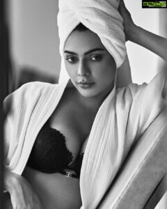 Ruhi Singh Instagram - Feeling that goddess energy ✨

Photo @priyankknandwana 
Hmua @gchakravarthymakeup