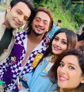 Sameksha Instagram - Thanks everyone for giving so much love to us and GALLAN TERI. We have entered into YouTube TRENDING Music list and 5M views in less than 2days…. Keep showering your love and blessings #gallanteri #gallanterishael #gallanterihasnainsong @hasnaink07 @iamsana_9 @itsshaeloswal @firoz.a.khan @moin.sabri #parvezpathanDOP #editorIrfan