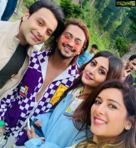 Sameksha Instagram - Thanks everyone for giving so much love to us and GALLAN TERI. We have entered into YouTube TRENDING Music list and 5M views in less than 2days…. Keep showering your love and blessings #gallanteri #gallanterishael #gallanterihasnainsong @hasnaink07 @iamsana_9 @itsshaeloswal @firoz.a.khan @moin.sabri #parvezpathanDOP #editorIrfan