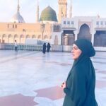 Sana Khan Instagram - Muhammad ka roza kareeb aa raha hai Bulandi pe mera naseeb aa raha hai 🥺♥️ . . . Abaya @hayabysanakhan @alkhalidtours . . #madina #sanakhan #anassaiyad #sanaanas #alhamdulillah #umrah