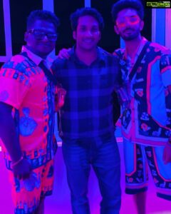 Sathish Krishnan Instagram - With the musical doctors @anirudhofficial and @therukural  #oosingo #getvaccinated stay safe