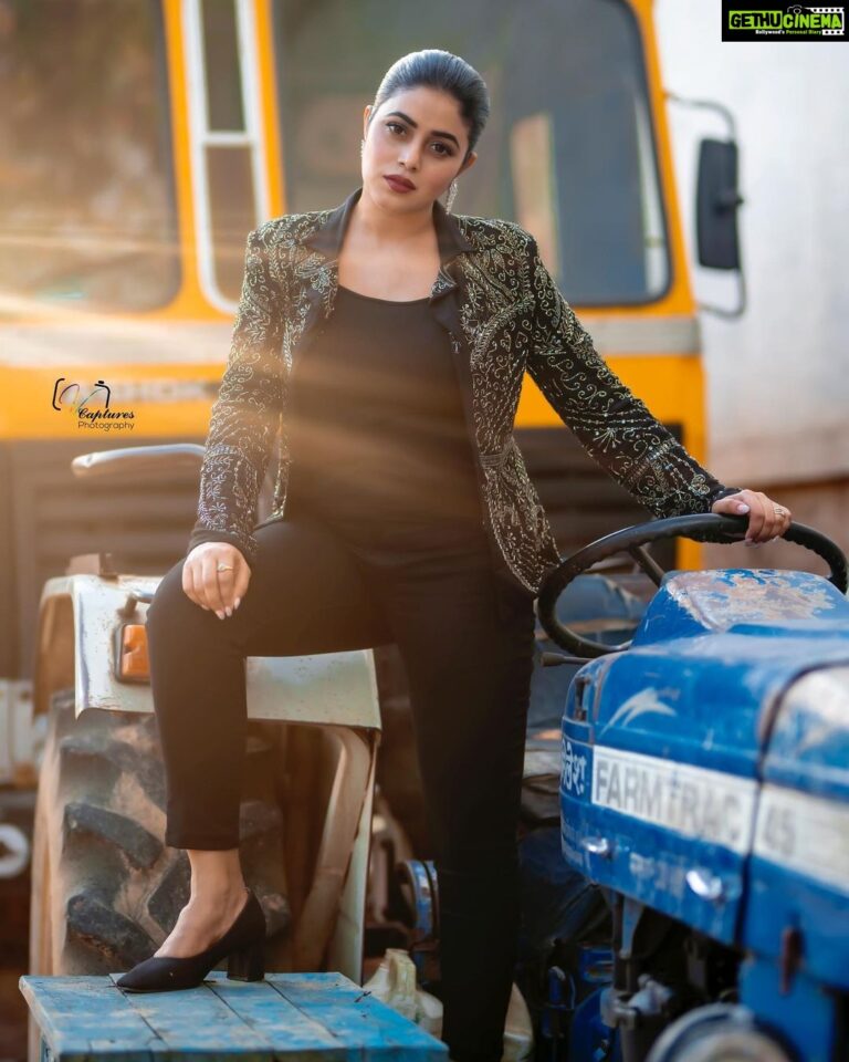 Shamna Kasim Instagram - Before u judge me make sure that u are perfect…. Styled by @officialanahita Jacket: @majesticbyjapnah Pic: @v_capturesphotography Hairstylist: @srinu_hairstylist Personal staff: @vhoney007 @bhanu.reshma.90 …. #lovemyself #lovemyjob …