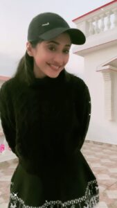 Shivangi Joshi Instagram - Kaam ki baato se palla jhaadein
Bewajah qismat pe yeh bill phadein
Arey lazy lad, lazy lad saiyaan lo kallo baat.. 

#lazylad #instagram #trending 🖤