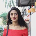 Shivangi Joshi Instagram - It’s time to shine with the new #MobiistarX1Notch! It has a fabulous gradient shine body, with dual colour tone! And the 13MP AI Selfie camera is just wow! It’s so much fun with selfies even more! Plus, the Notch display makes for a super user experience. Completely obsessed with this! You guys, this pretty thing is coming soon at your nearest stores! Go follow @mobiistar_india and stay tuned for updates! #AbHarLamhaKaroShine #comingsoon Location Courtesy: @aromascafeindia