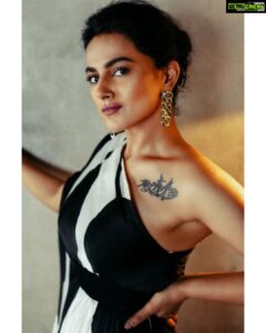 Shraddha Srinath Instagram - Photography @clintsoman 
Stylist @papapants 
Outfit and earrings @emeraldstoreofficial
Hmu @muaxsofie___ 
Location partner @raahi_blr 
Assisted by @pleatz_drape_artist