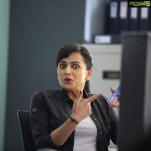Shraddha Srinath Instagram - Just got a call. #Chakra is releasing on Feb 19th in all 4 South Indian languages. My face explains everything.
Hair by @kammarishivarajchary 
Make up @kohl.play 
Assisted by Shiva 
Styled by @pallavi_85
Managed by @vidhyaabreddy of @kettlesstudios