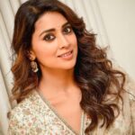 Shriya Saran Instagram - Wore @sithara_kudige ( hugs ) for @gamanammovie pre release function . Please go watch @gamanammovie on the 10 of dec in movie 🍿 halls next to you. Love Kamala as much as I love her . Makeup @chetannayak05 hair @priyanka__hairstylist @media9manoj nails 💅 @_teasedrybar assistant spot @9821sunilsingh
