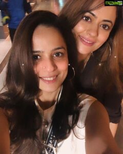 Shruti Sodhi Instagram - Happy happy birthday to my talented and go getter big sister (got to mention that you’re the elder one else no one believes🤭🤷🏻‍♀️😆) @tanveerfai May you get your wishlist of 👗 💼 💎 👠 etc etc fulfilled this year so you can prepare a new long wishlist for your next birthday😁❤️❤️❤️I’ll always be supporting you in life (and shopping😋) no matter what ..got your back 😘 Love you❤️😘 #birthdaygirl #sisterlove #sodhisisters 👯‍♀️
