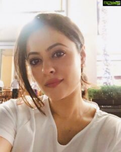 Shruti Sodhi Instagram - The magic of a head tilt and a beautiful evening ofcourse ❤️ #shrutisodhi
