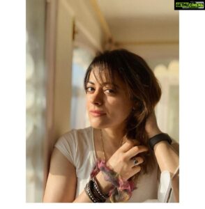 Shruti Sodhi Instagram - खिड़कियों se jitni kahaaniyaan dikhti hain utni kahaaniyaan unpar milti bhi hai 🪟 ☀️ 👀 #shrutisodhi #stories #window #musings