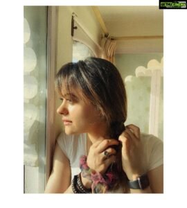 Shruti Sodhi Instagram - खिड़कियों se jitni kahaaniyaan dikhti hain utni kahaaniyaan unpar milti bhi hai 🪟 ☀️ 👀 #shrutisodhi #stories #window #musings