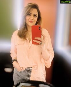 Shruti Sodhi Instagram - The almost nearing extinction mirror selfie 🤳  #shrutisodhi #mirrorselfie
