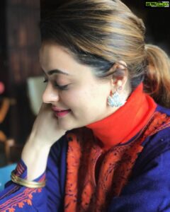 Shruti Sodhi Instagram - आँखें नीची हुईं तो हया बन गईं ...
आँखें ऊँची हुईं तो दुआ बन गईं ... 
आँखें उठकर झुकीं तो अदा बन गईं 🌸
#shrutisodhi #srinagar #kashmir #springtime #pherandesigns